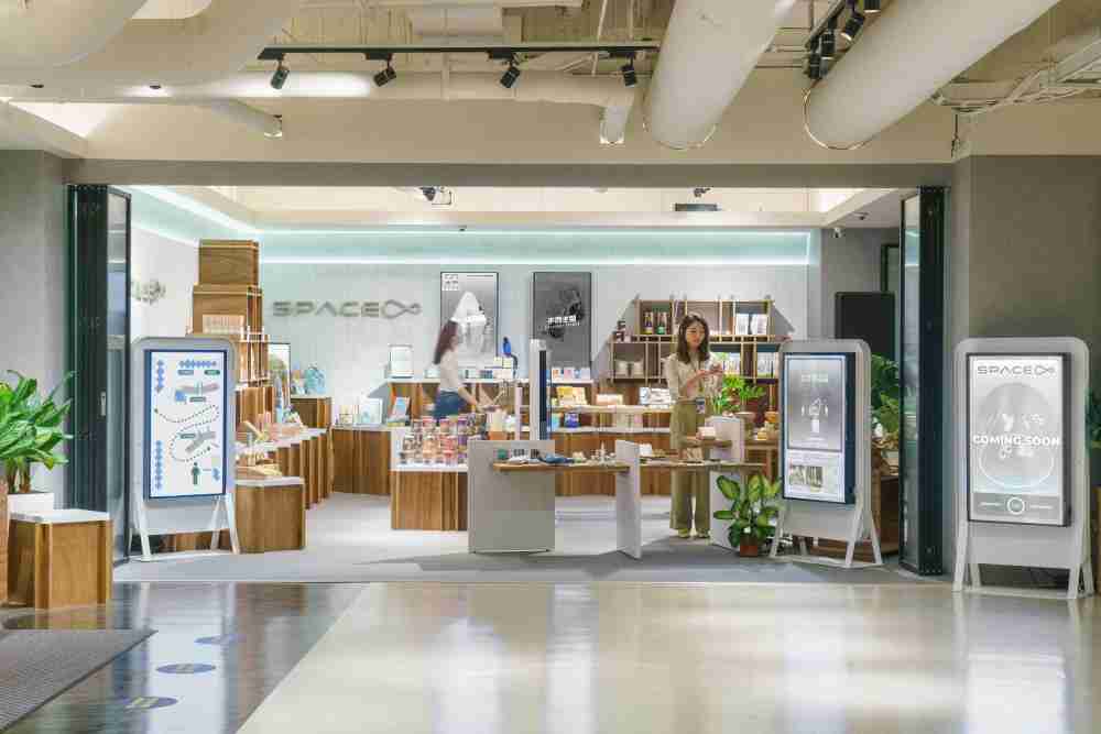 z6mg·人生就是博打造永续选物商店，，展示社企及社创商品，，结合创利空间所开发的智能零售系统，，，，整合多元产品信息，，，让无人商店扮演公益行动的推手