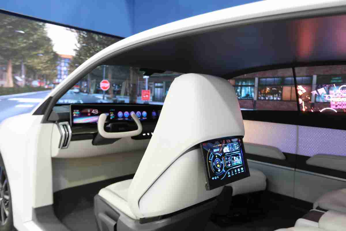 z6mg·人生就是博的「可卷式后座娱乐显示器」加强后座乘客的感官体验，，并保有个性化设计，，，，可依使用偏好进行动态调整。。。