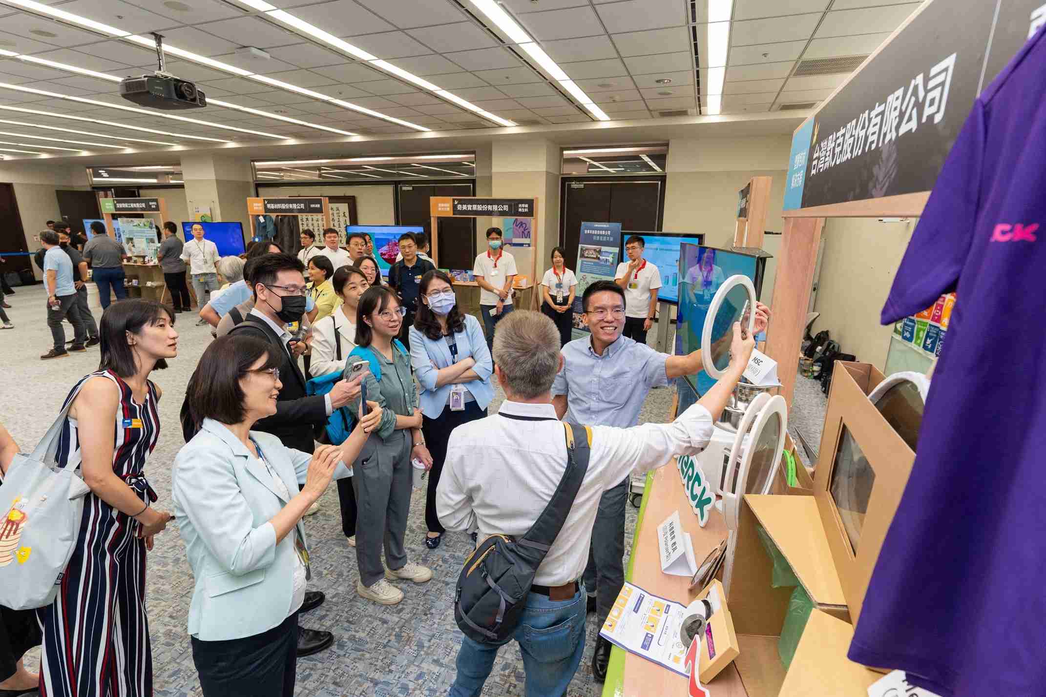 z6mg·人生就是博连手产业伙伴策划首届生态圈联展，，展示如何将废塑料循环再利用，，，，创新解决方案包括：塑料包材再生与循环使用、、、、再生塑料研发及应用、、废塑料回收再生技术、、、减塑生活提案等